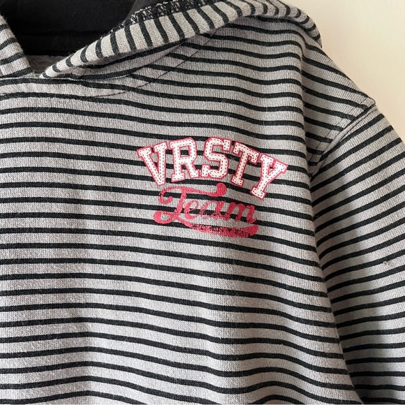 🌼 5/$25 Old Navy Boys VRSTY Team Hoodie Size S (6-7) Gray Black Striped Pullover - Picture 2 of 8